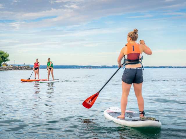 Sommer, Sonne und Stand-up-paddeln am Südufer des Bodensees